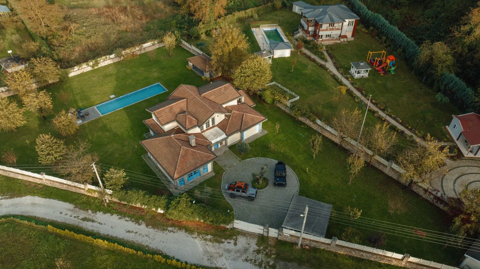Działka i nowoczesny dom widziane z drona